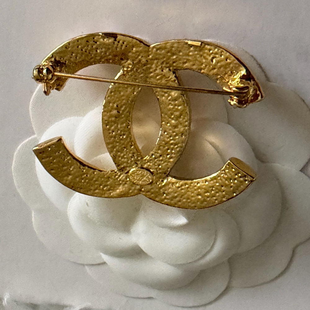 CHANEL Gold and faux Pearl Brooch - Picture 7 of 7